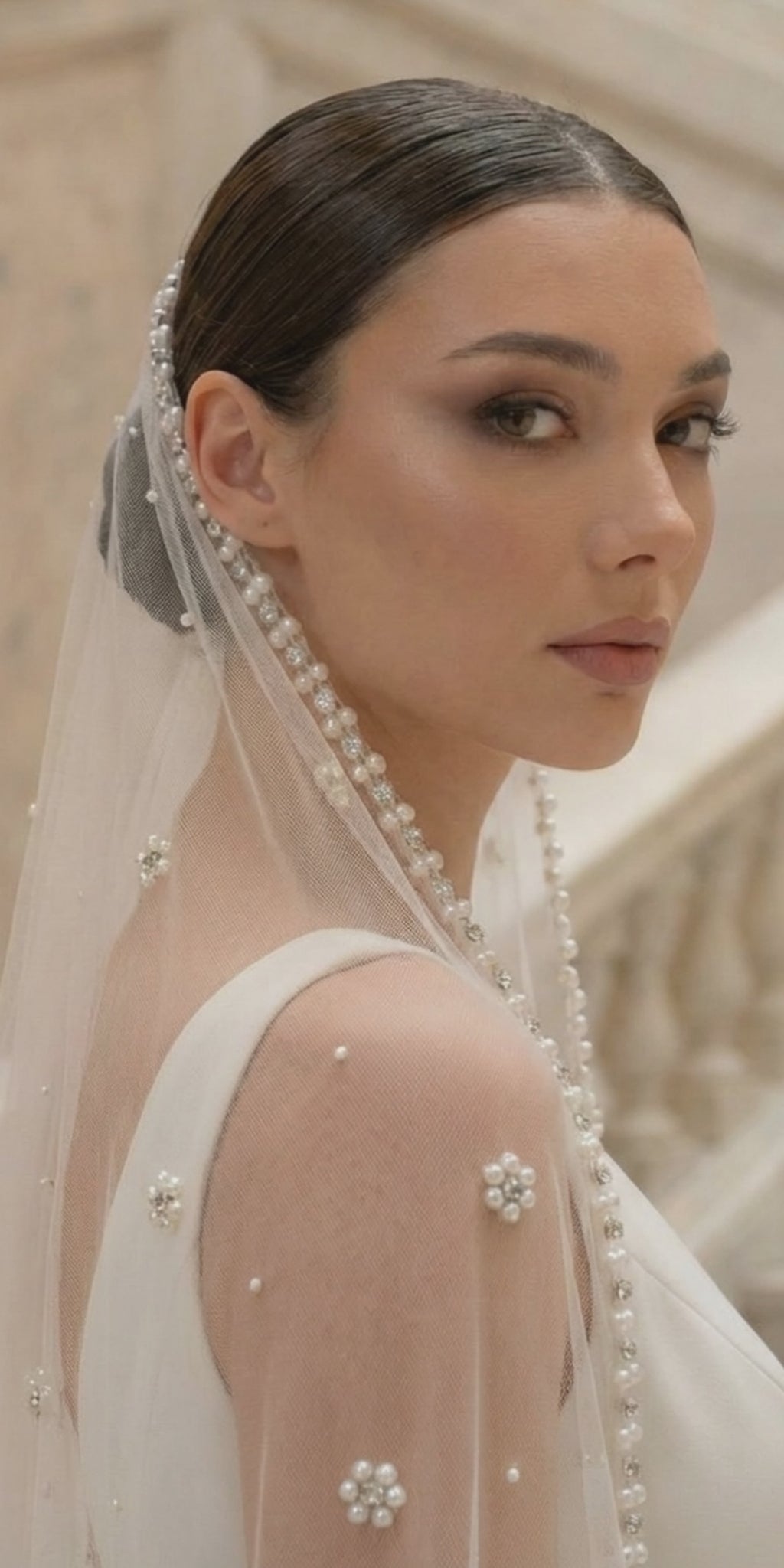 Delicate Pearl Rhinestone Veil